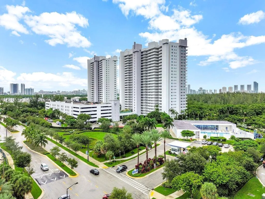Foto de propiedad en 15051 Royal Oaks Lane 1605, North Miami, FL 33181 North Miami con MLS# 