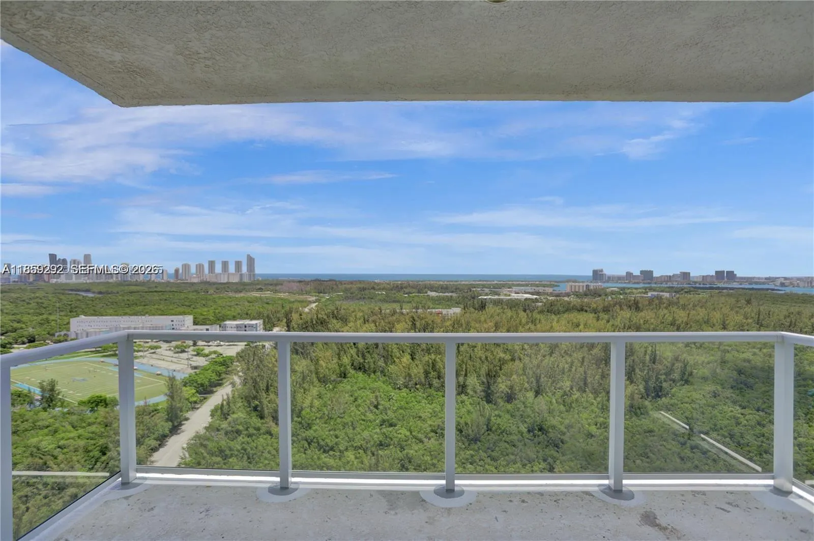 Foto de propiedad en 15051 Royal Oaks Lane 2603, North Miami, FL 33181 North Miami con MLS# 