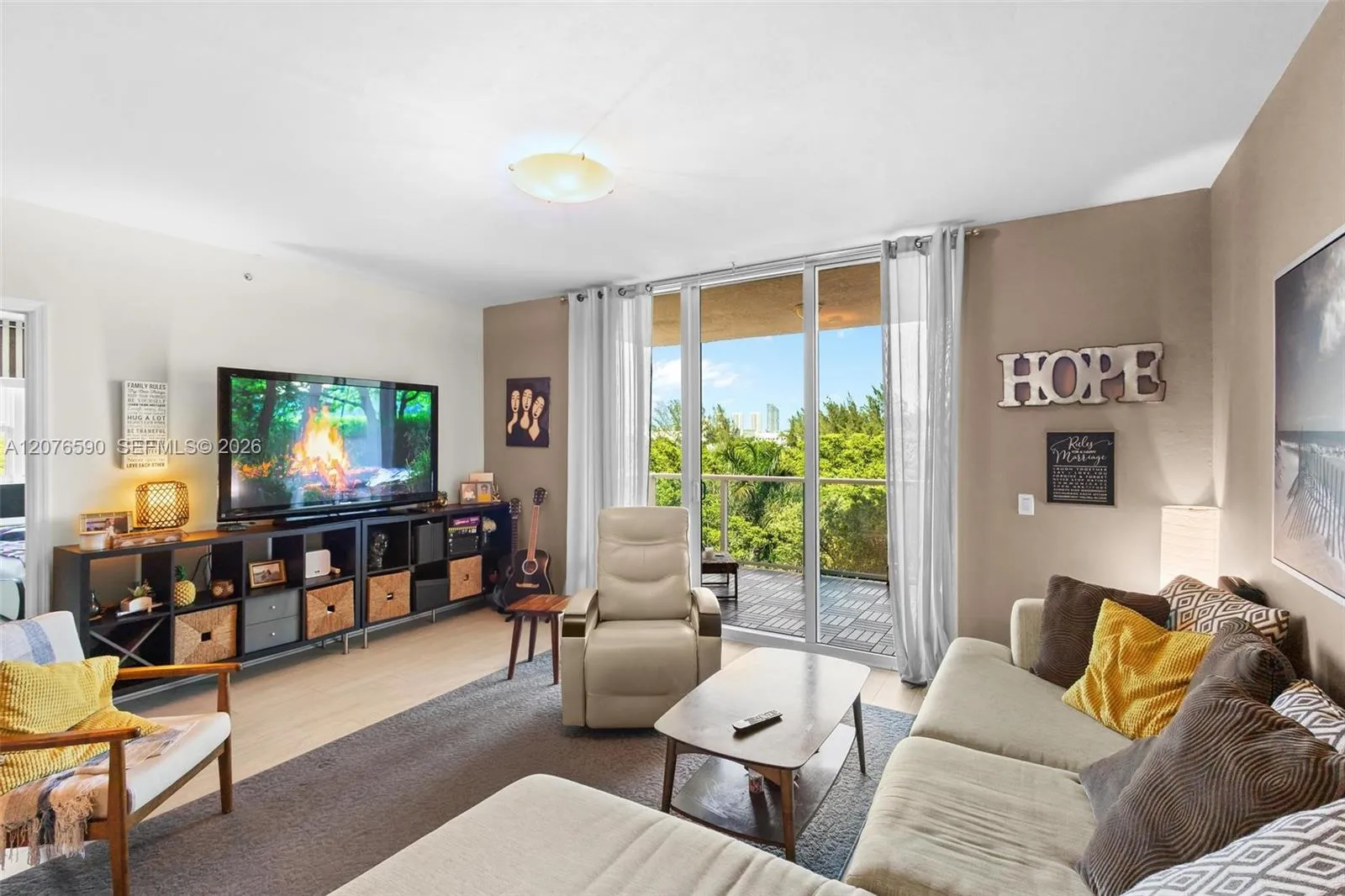 Foto de propiedad en 15051 Royal Oaks Lane 401, North Miami, FL 33181 North Miami con MLS# 