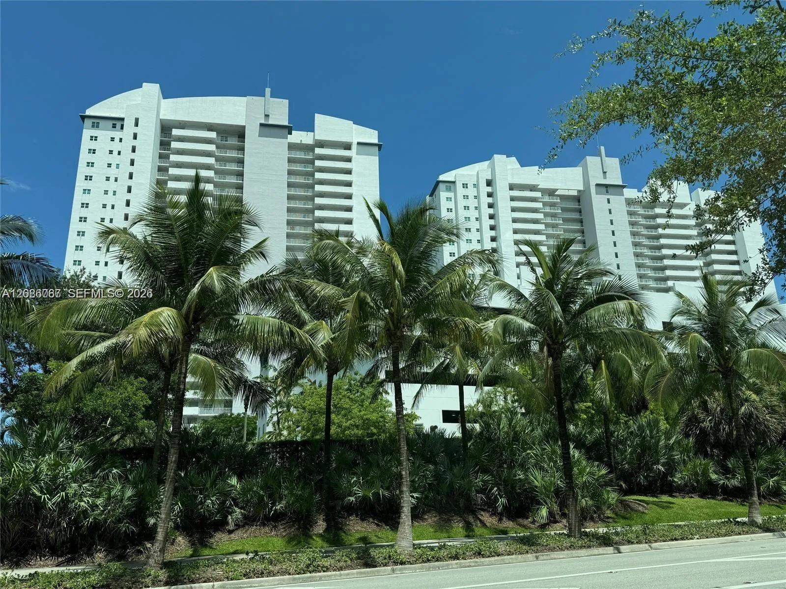 En Venta 15051 Royal Oaks Lane 701, North Miami, FL 33181, North Miami, FL 33181