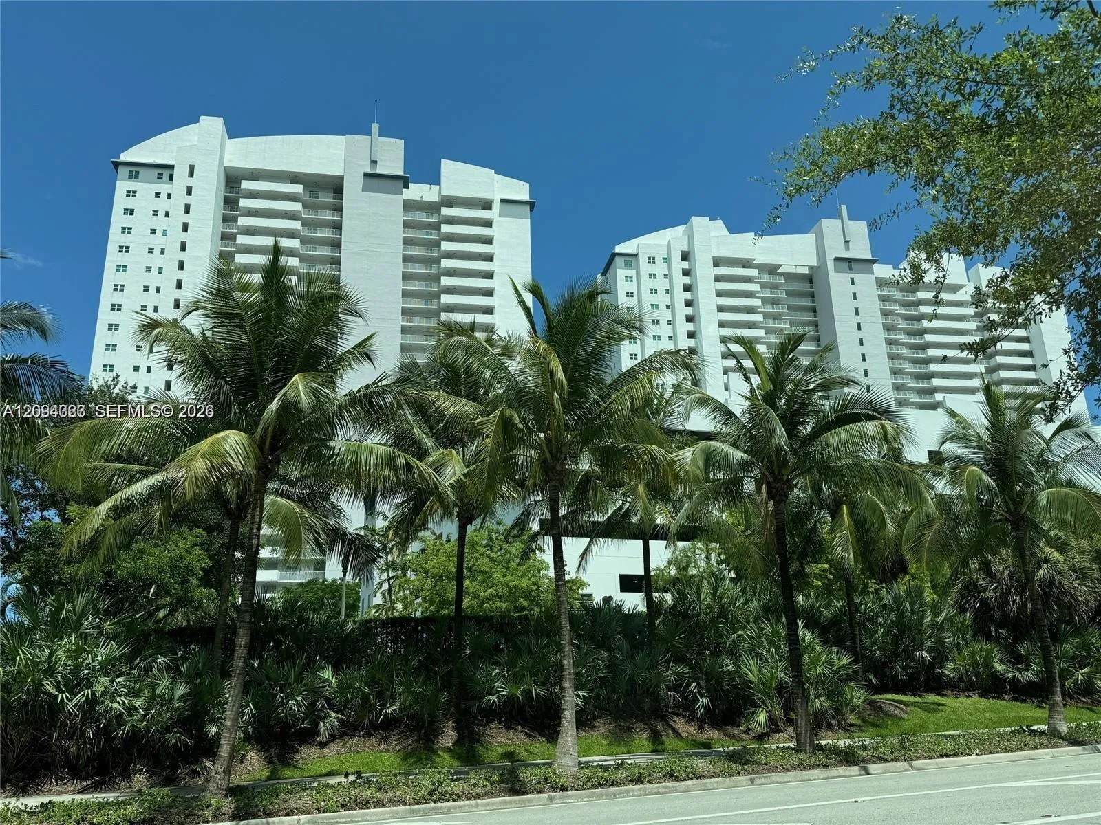 En Renta 15051 Royal Oaks Lane 701, North Miami, FL 33181, North Miami, FL 33181