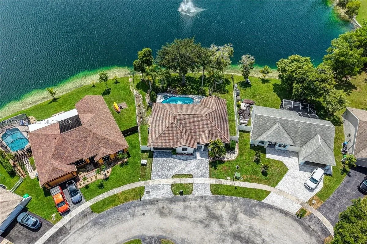 Foto de propiedad en 15056 SW 10th Street, Sunrise, FL 33326 Sunrise con MLS# 