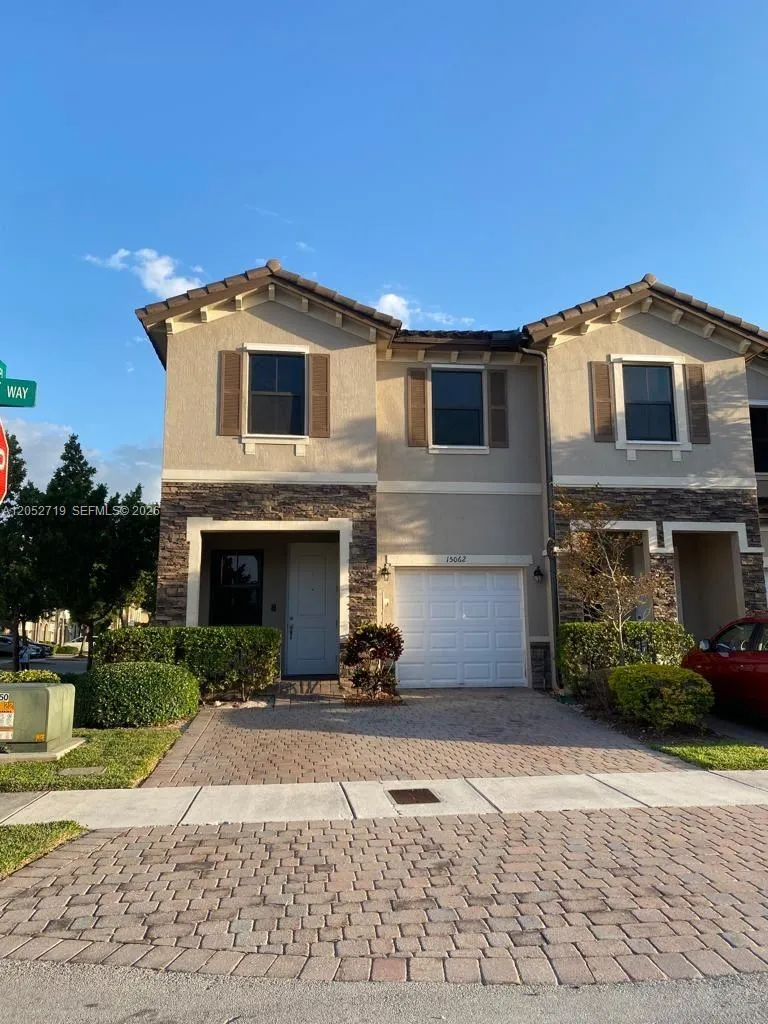 Foto de propiedad en 15062 SW 117th Way 15062, Miami, FL 33196 Miami con MLS# 