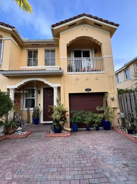 Foto de propiedad en 15064 SW 8th Lane, Miami, FL 33194 Miami con MLS# 