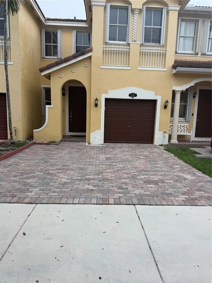 Foto de propiedad en 15069 SW 9th Way 0, Miami, FL 33194 Miami con MLS# 