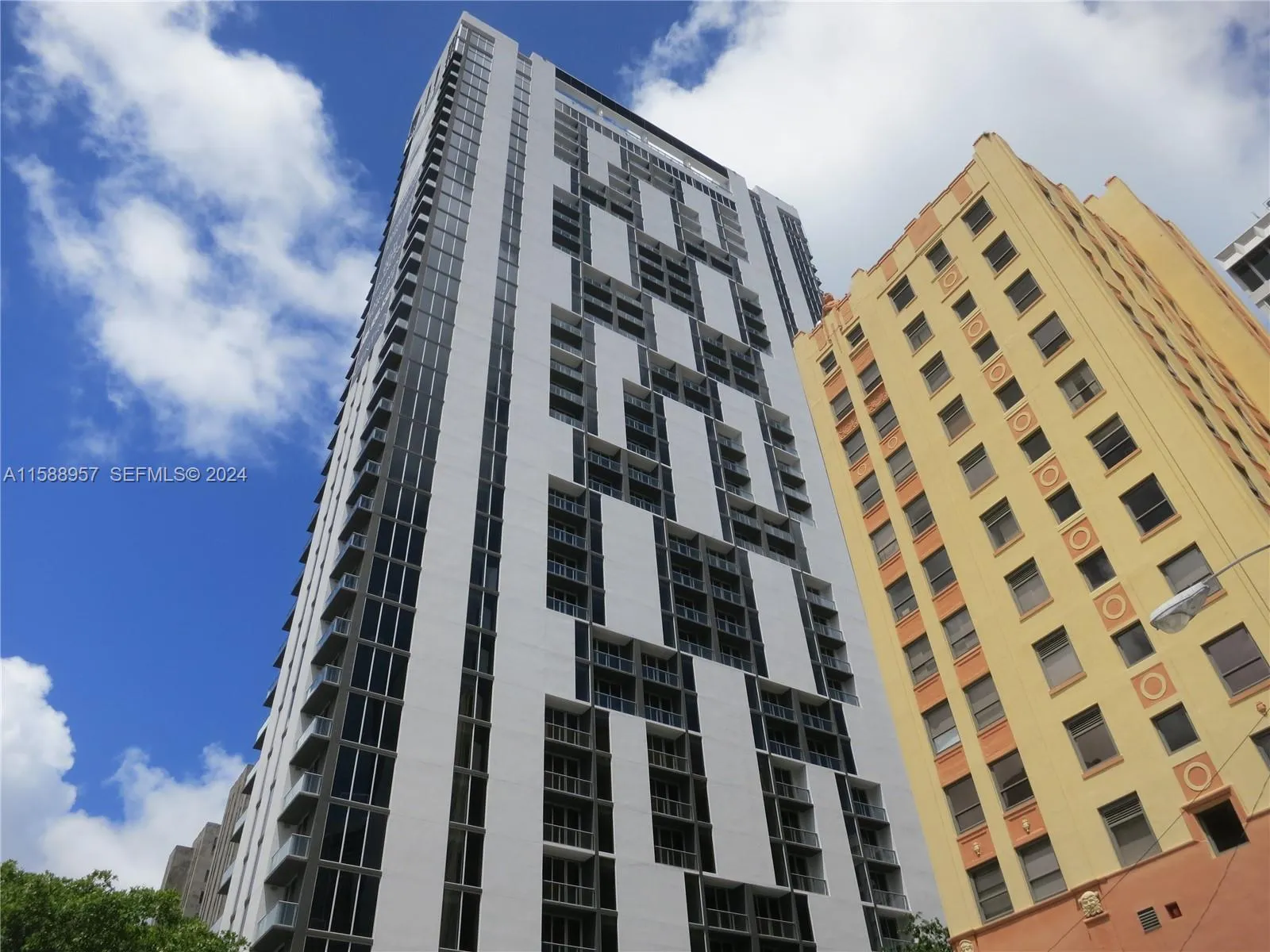 Foto de propiedad en 151 SE 1 Street 1704, Miami, FL 33131 Miami con MLS# 