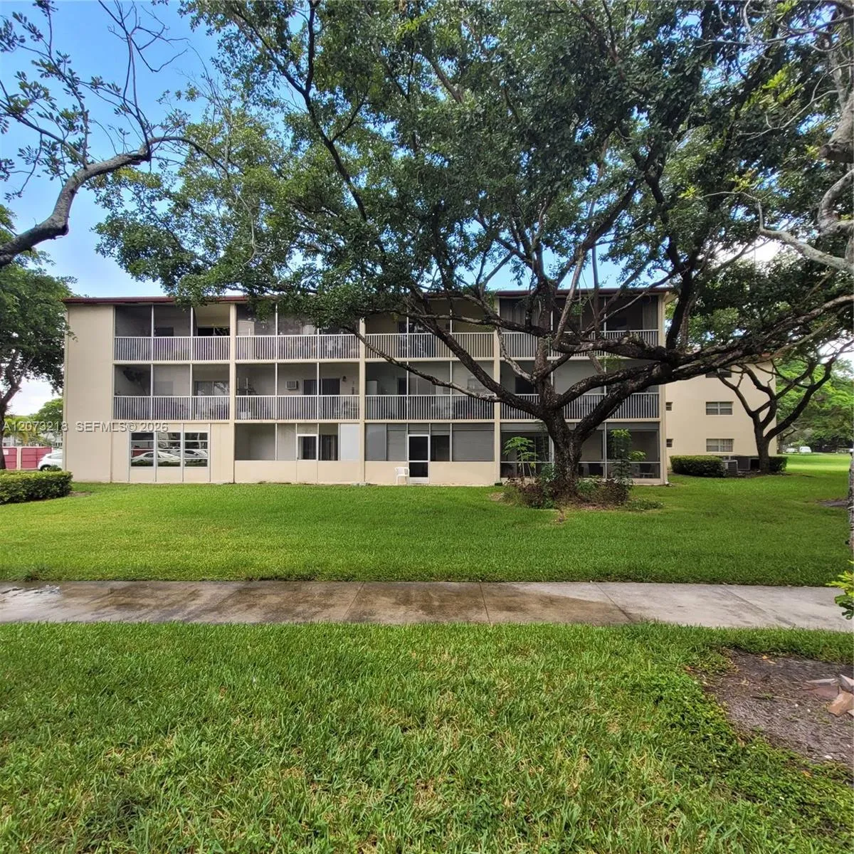 Foto de propiedad en 151 SW 134th Way 212N, Pembroke Pines, FL 33027 Pembroke Pines con MLS# 