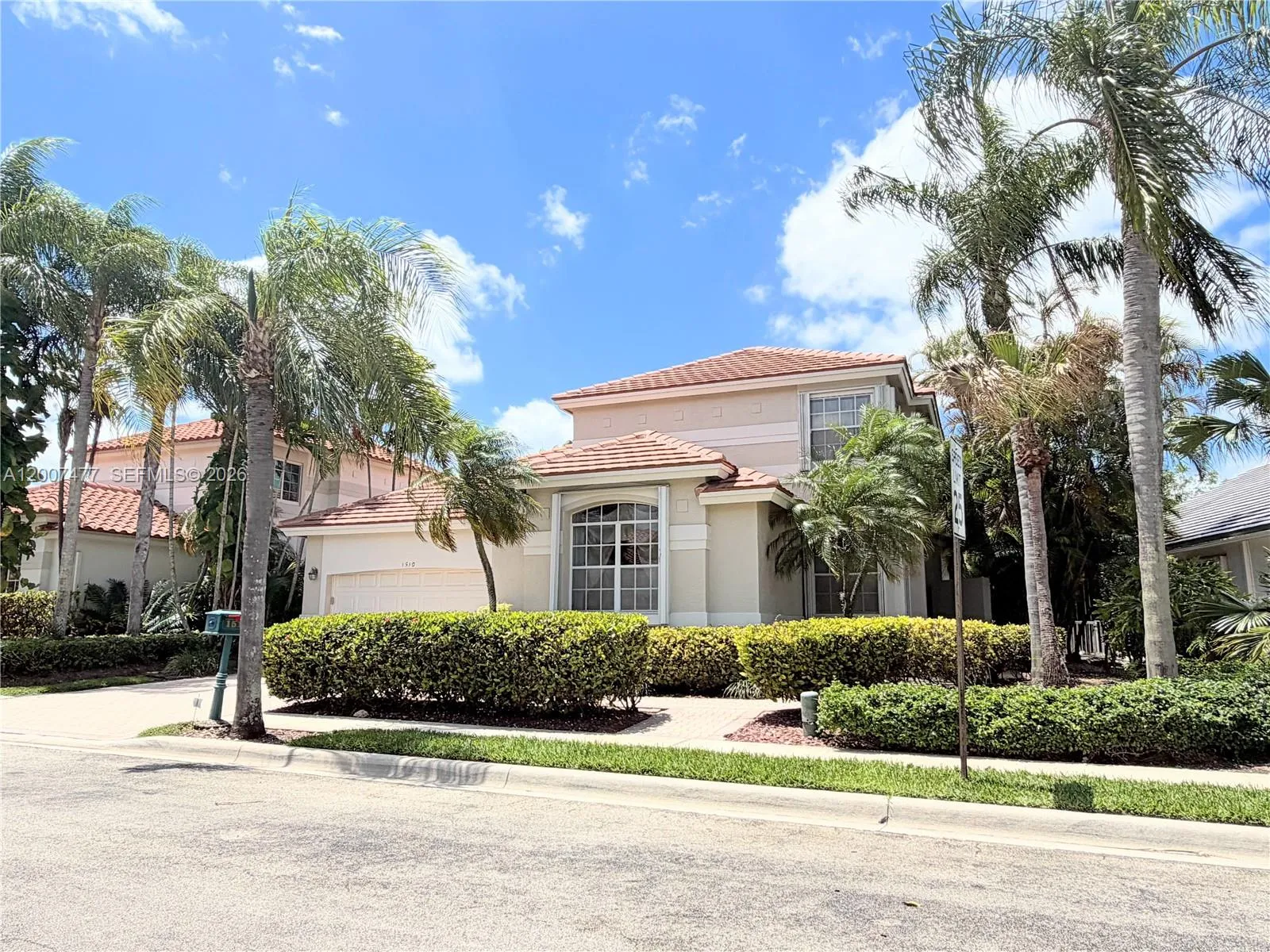 Foto de propiedad en 1510 W Lacosta Drive W, Pembroke Pines, FL 33027 Pembroke Pines con MLS# 