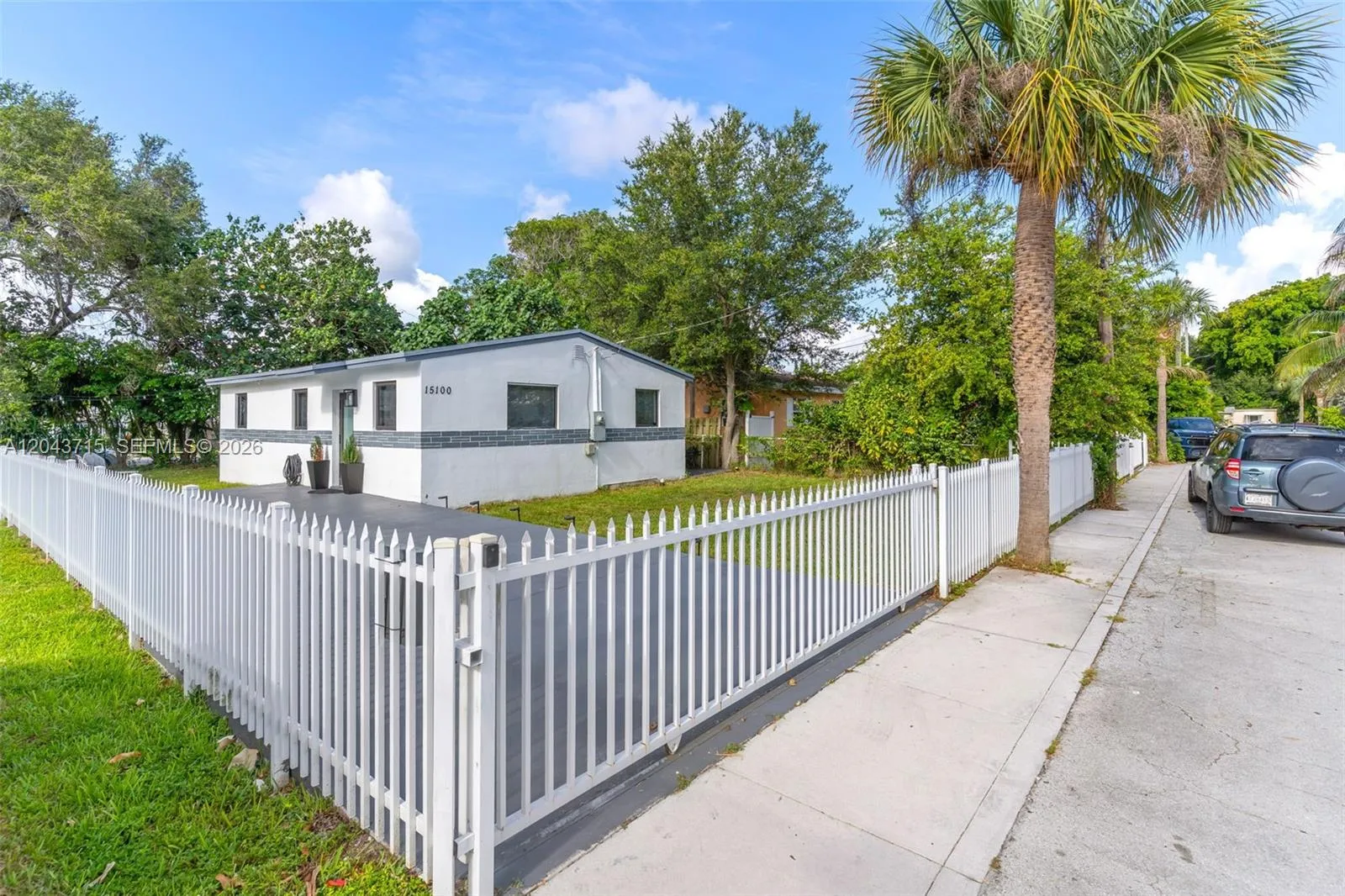 Foto de propiedad en 15100 NE 14th Court, North Miami Beach, FL 33162 North Miami Beach con MLS# 