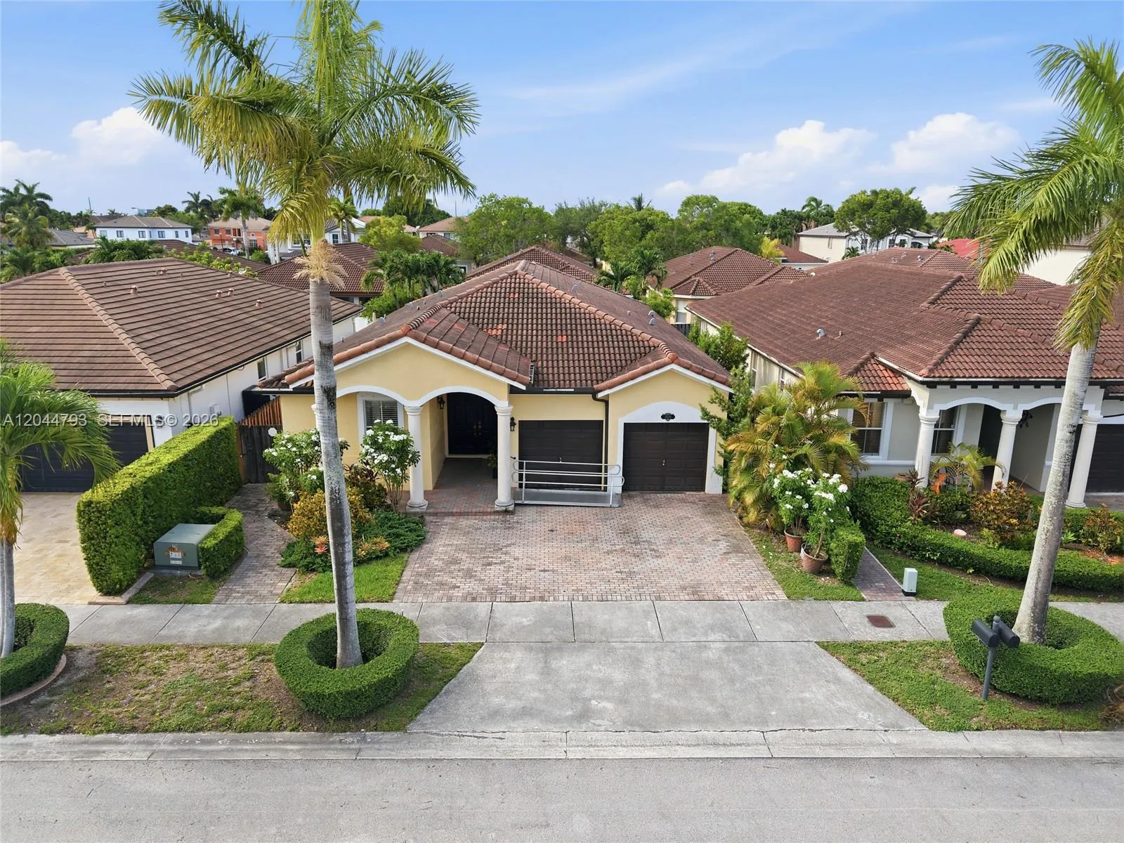 Foto de propiedad en 15125 SW 12th Terrace, Miami, FL 33194 Miami con MLS# 