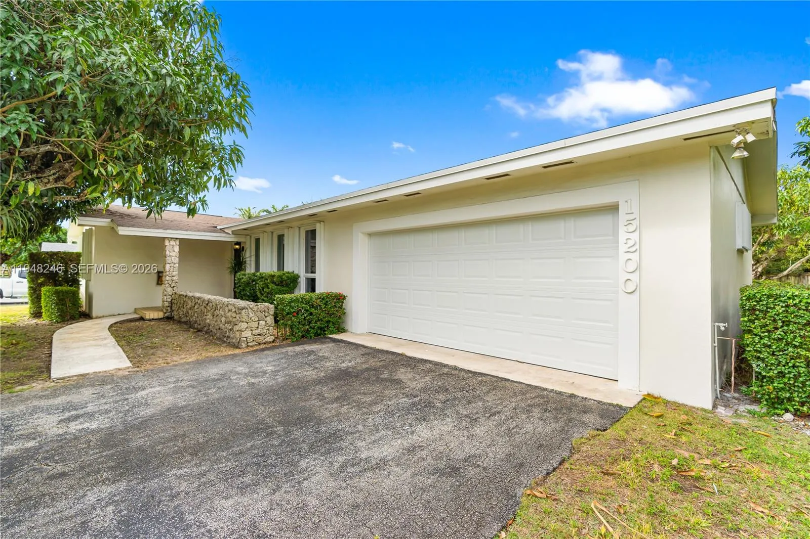 Foto de propiedad en 15200 SW 84th Avenue, Palmetto Bay, FL 33157 Palmetto Bay con MLS# 