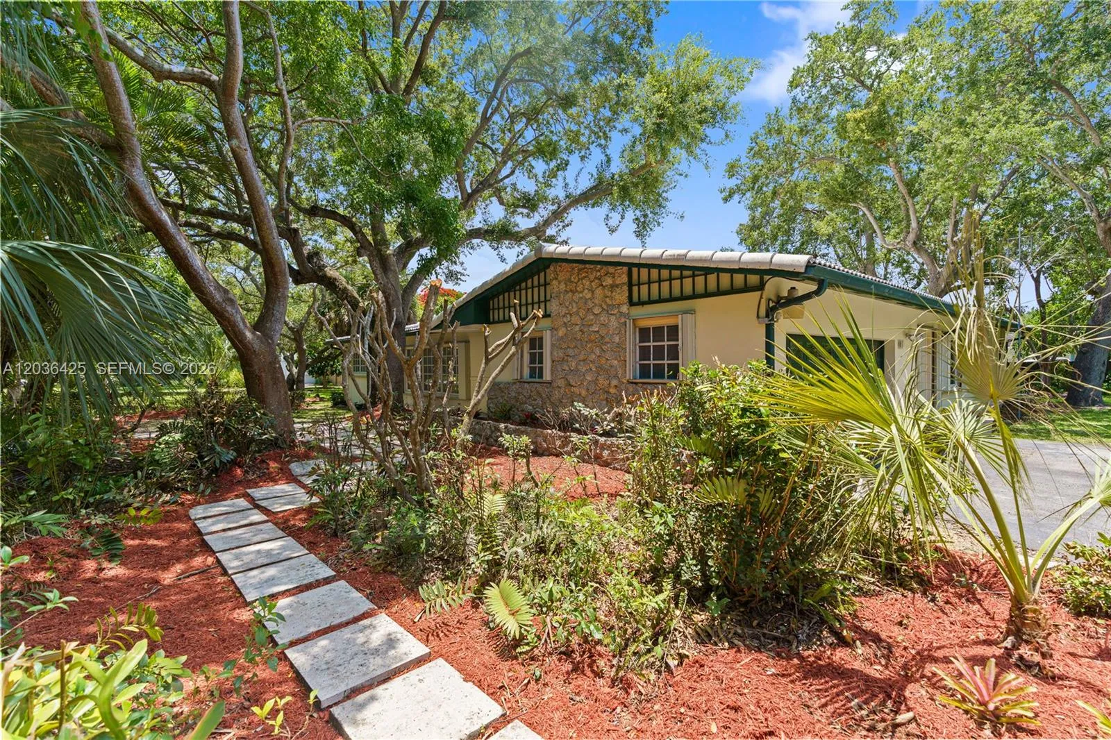 Foto de propiedad en 15200 SW 88th Avenue, Palmetto Bay, FL 33157 Palmetto Bay con MLS# 