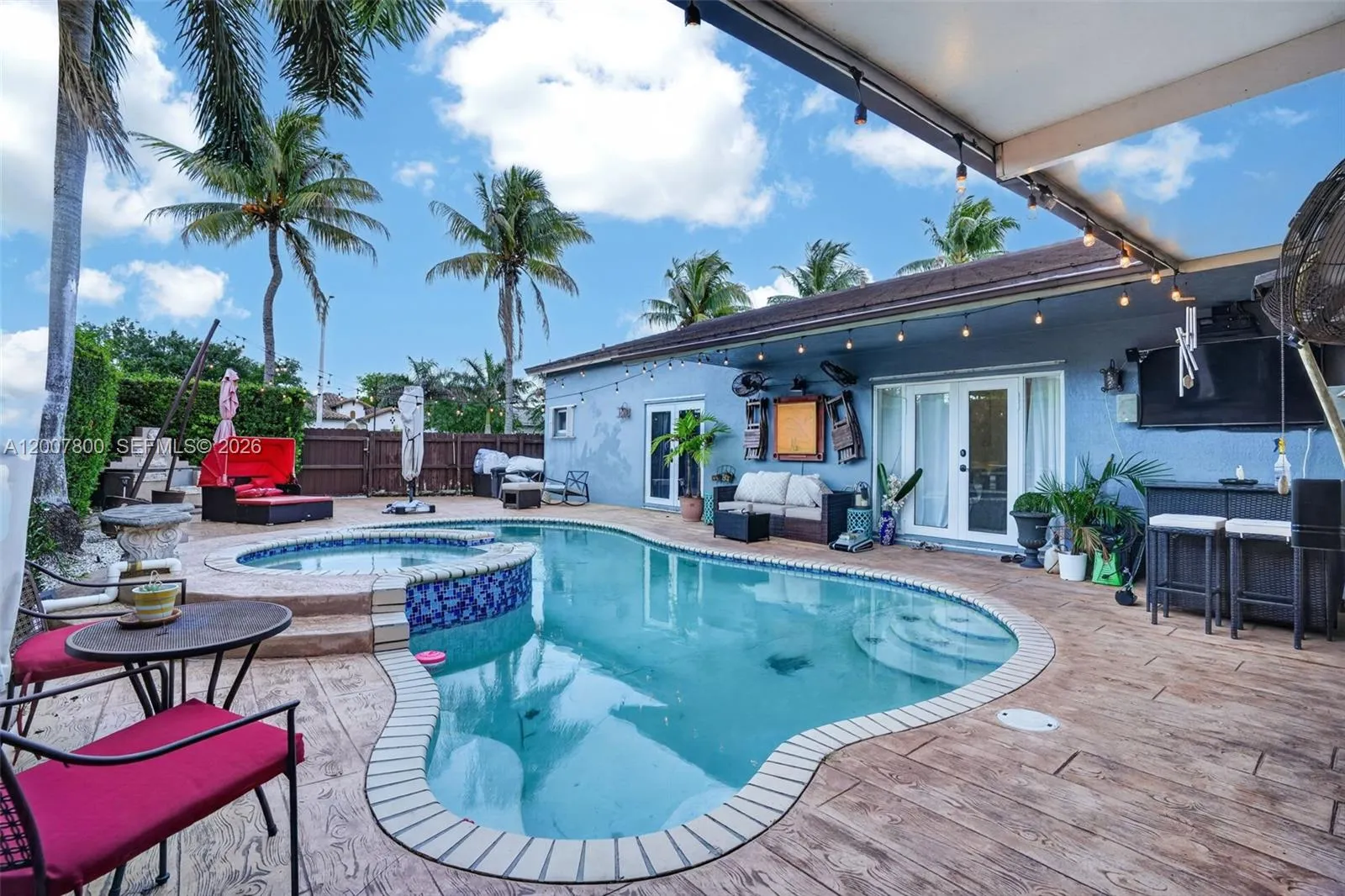 Foto de propiedad en 15201 SW 177th Terrace, Miami, FL 33187 Miami con MLS# 