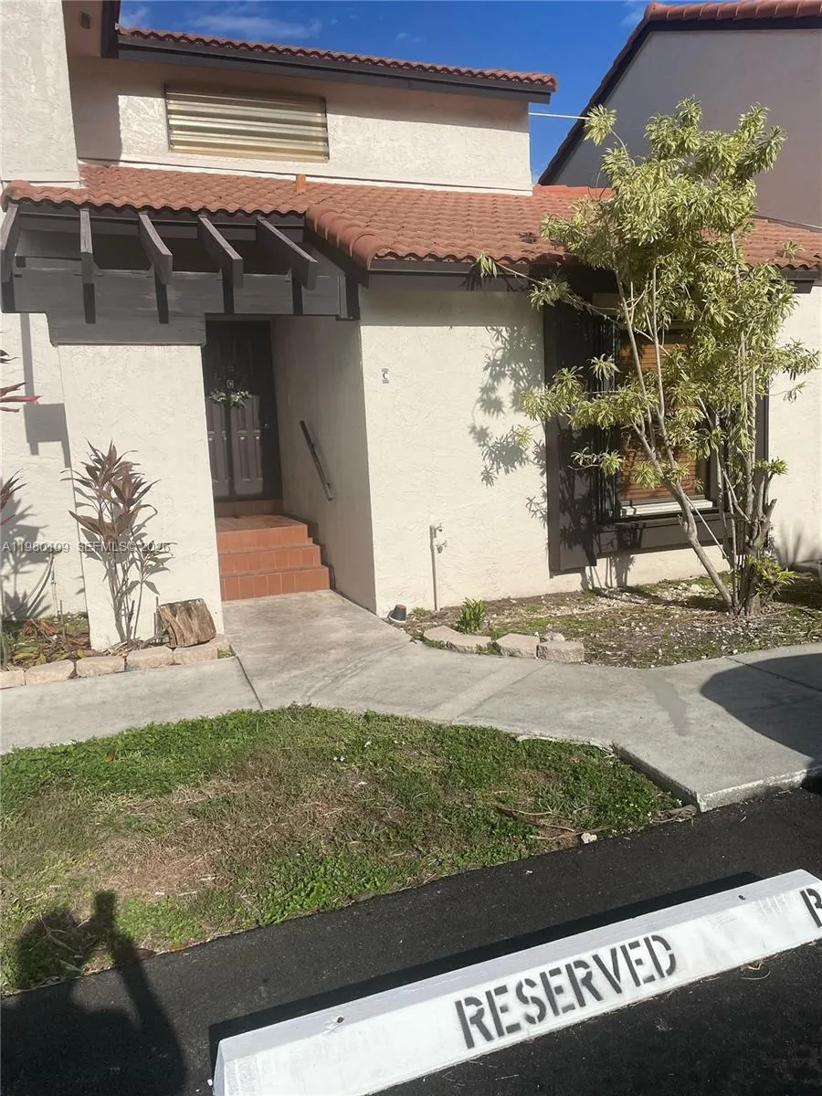 Foto de propiedad en 15202 SW 46th Lane C-75, Miami, FL 33185 Miami con MLS# 