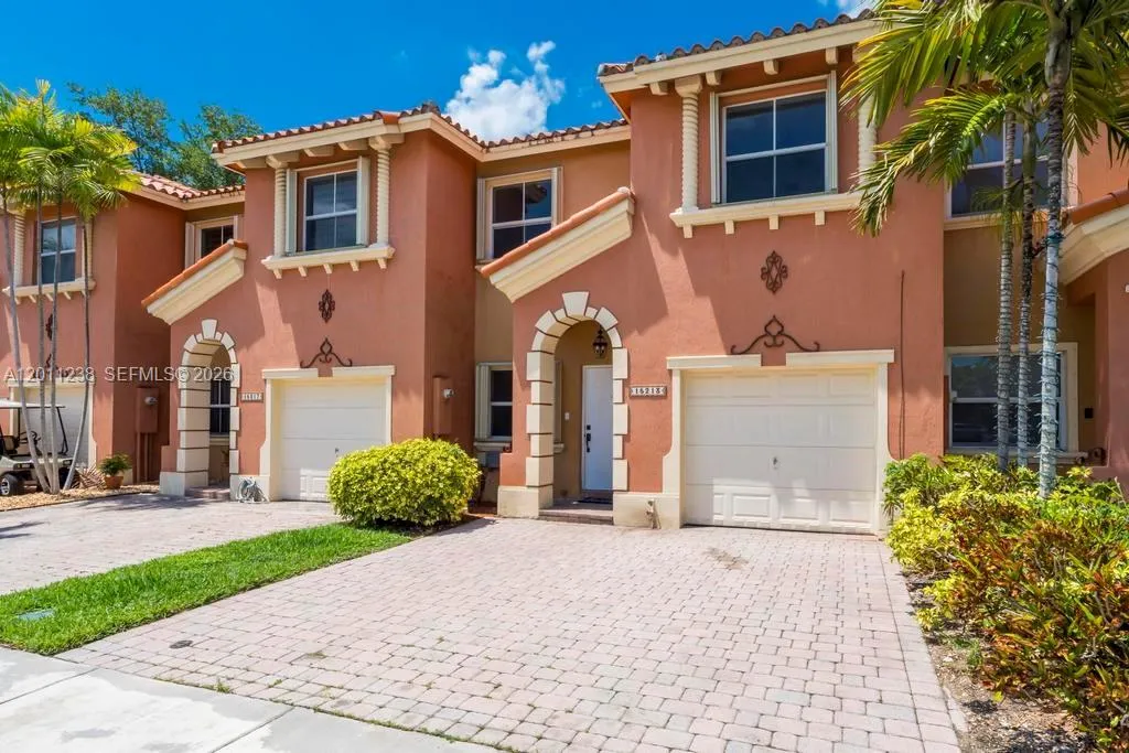 Foto de propiedad en 15213 SW 30th Terrace, Miami, FL 33185 Miami con MLS# 