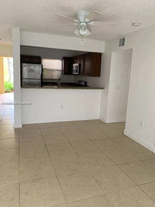 Foto de propiedad en 1522 Lake Crystal Drive B, West Palm Beach, FL 33411 West Palm Beach con MLS# 
