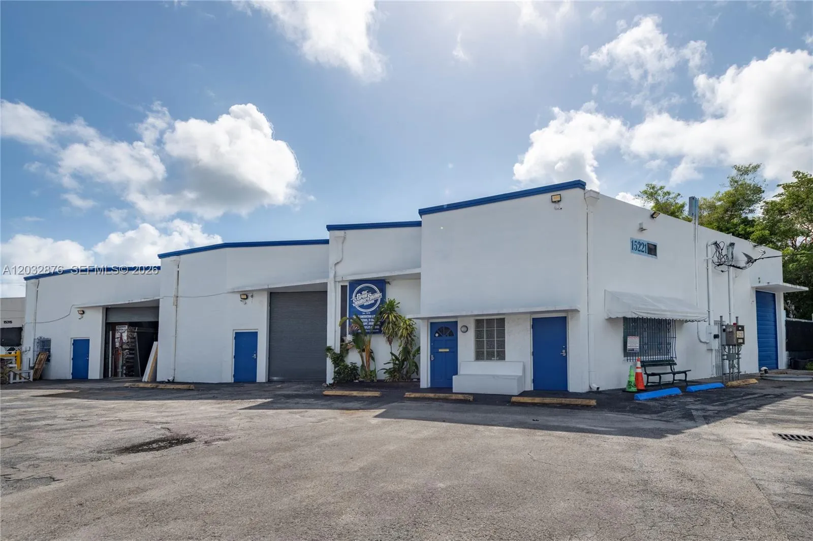 Foto de propiedad en 15221 NE 21st Avenue, North Miami Beach, FL 33162 North Miami Beach con MLS# 