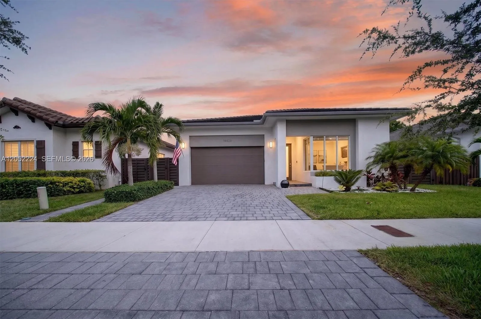 Foto de propiedad en 15226 SW 176th Lane, Miami, FL 33187 Miami con MLS# 