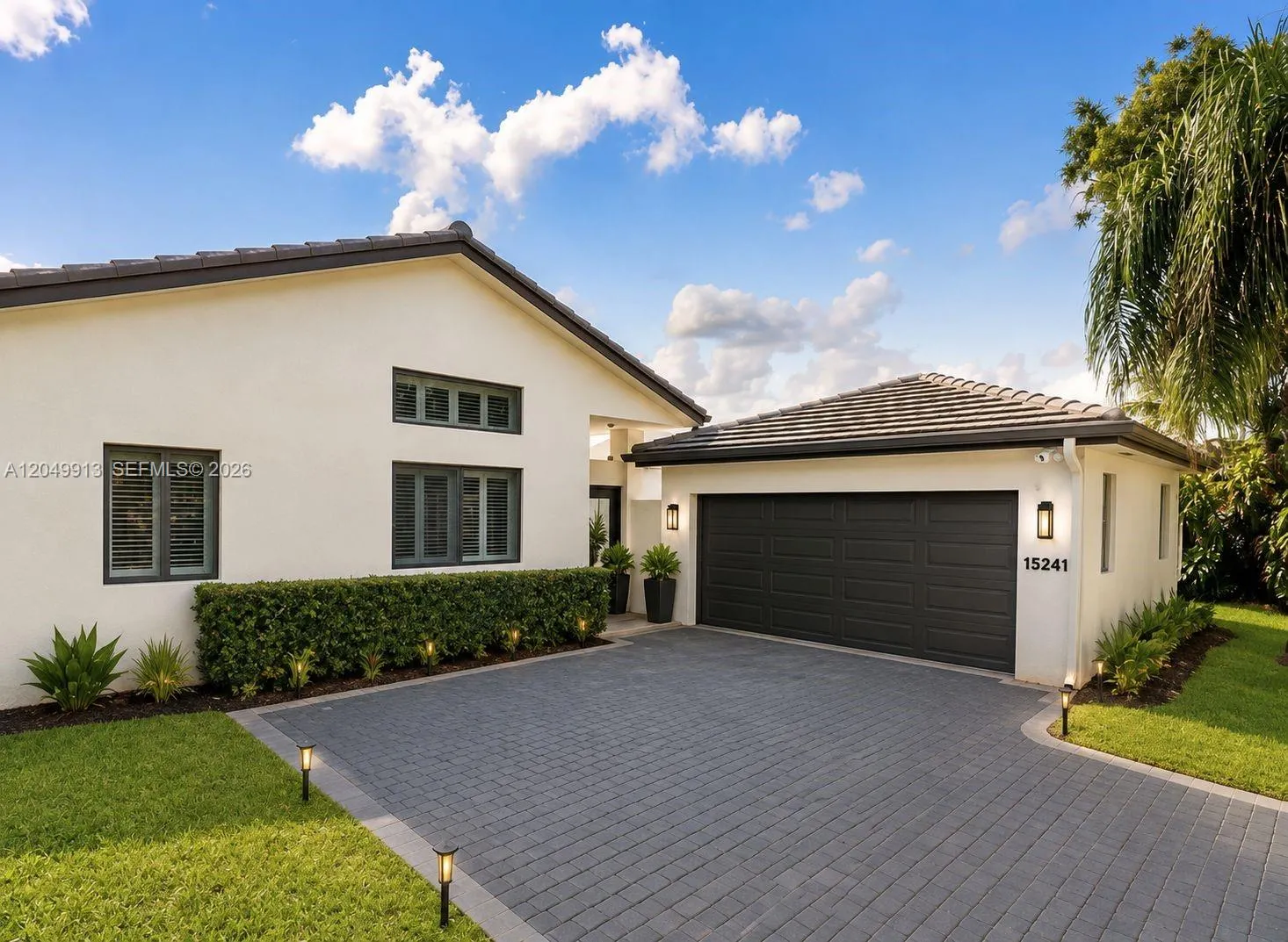 Foto de propiedad en 15241 NW 89th Avenue, Miami Lakes, FL 33018 Miami Lakes con MLS# 