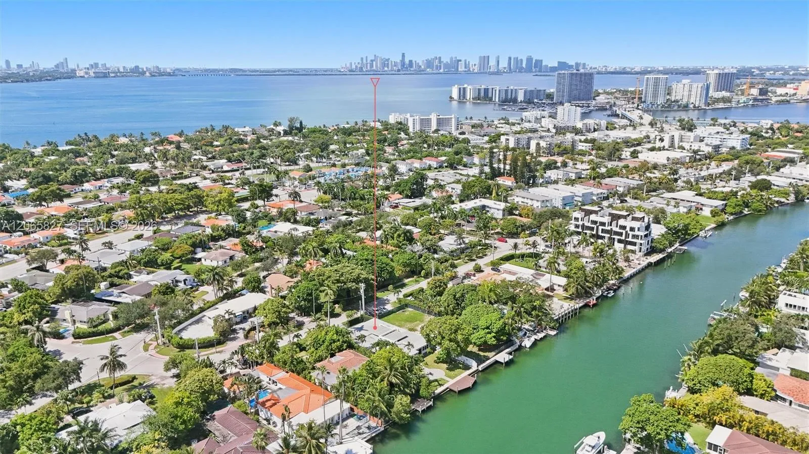 Foto de propiedad en 1525 Calais Drive, Miami Beach, FL 33141 Miami Beach con MLS# 