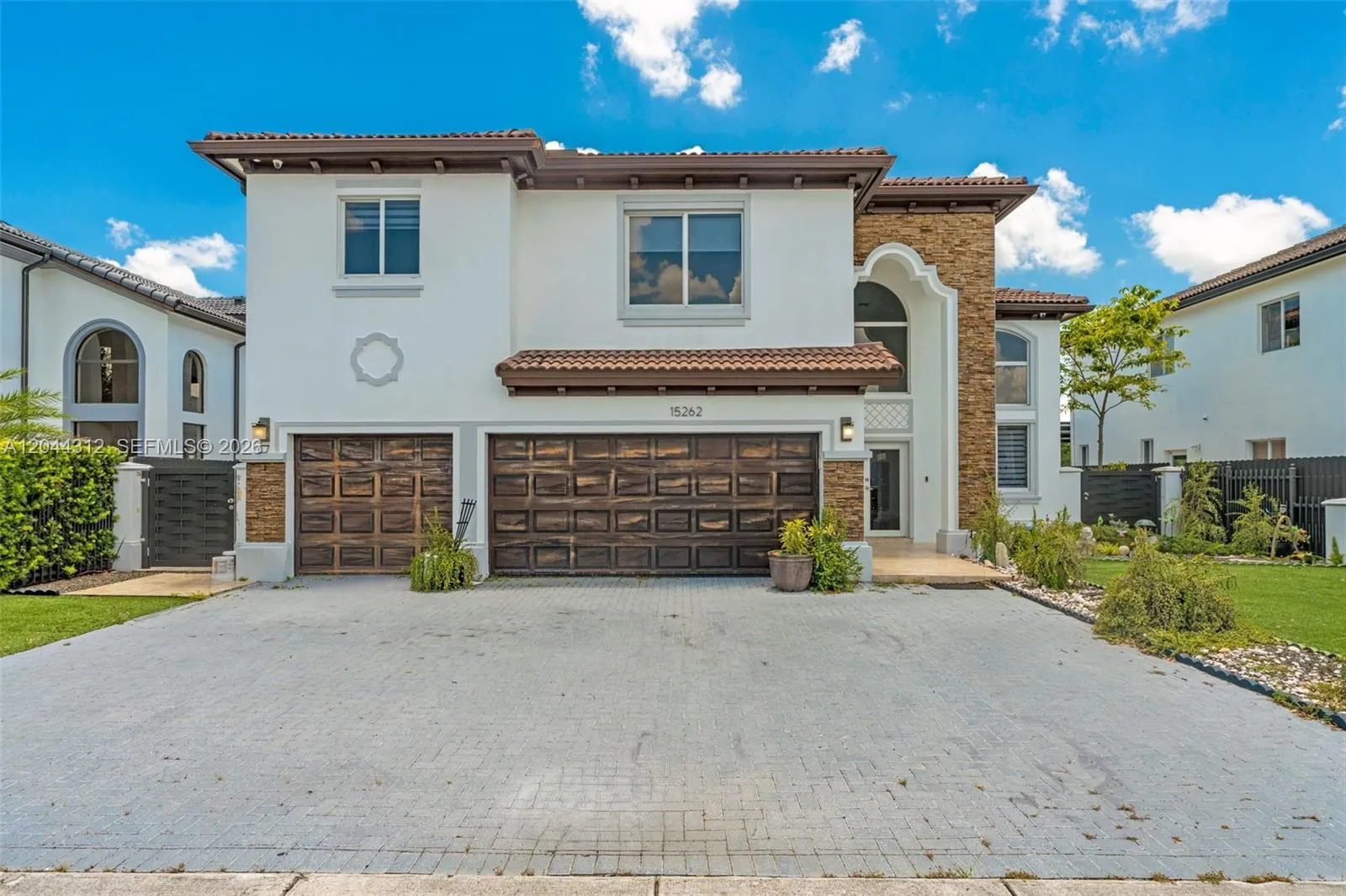 Foto de propiedad en 15262 SW 11th Street, Miami, FL 33194 Miami con MLS# 