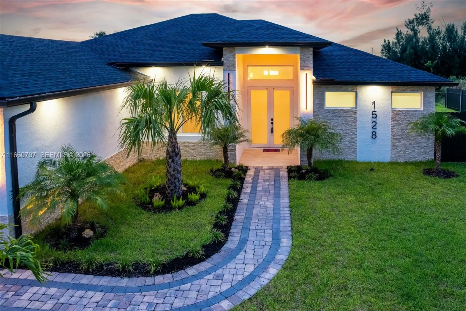 Foto de propiedad en 1528 SW 15th Avenue, Cape Coral, FL 33991 Cape Coral con MLS# 
