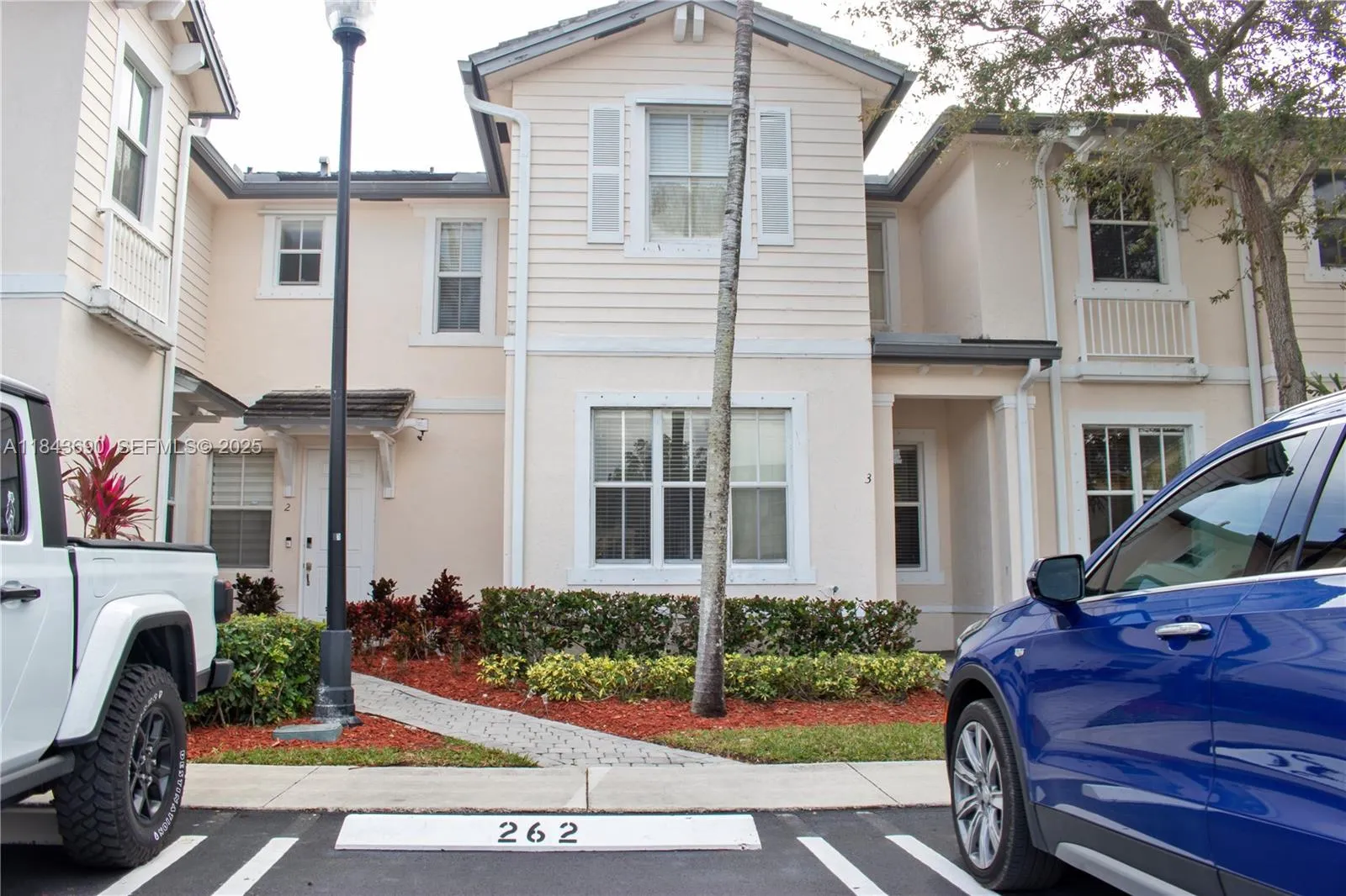 Foto de propiedad en 153 SE 28th Place 3, Homestead, FL 33033 Homestead con MLS# 