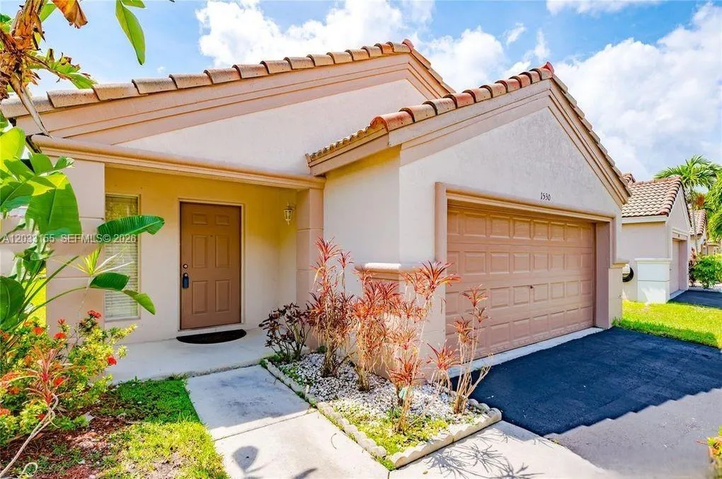 Foto de propiedad en 1530 Canary Island Drive, Weston, FL 33327 Weston con MLS# 