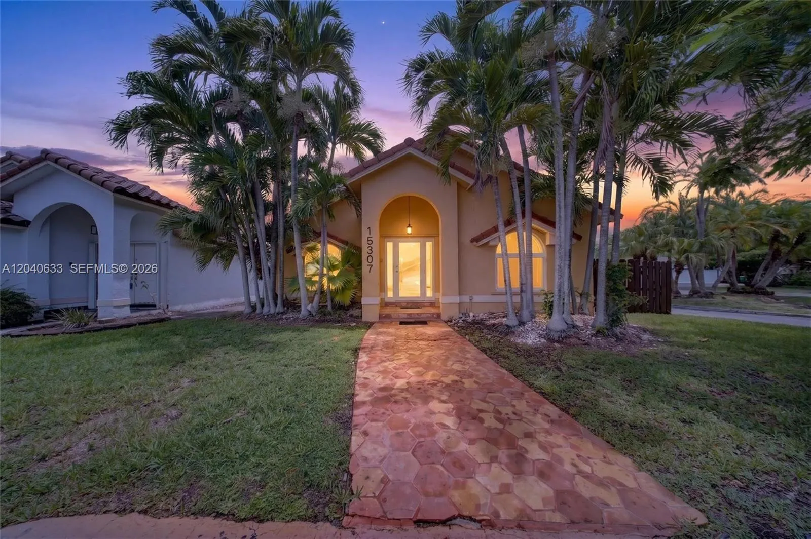 Foto de propiedad en 15307 SW 52nd Terrace, Miami, FL 33185 Miami con MLS# 