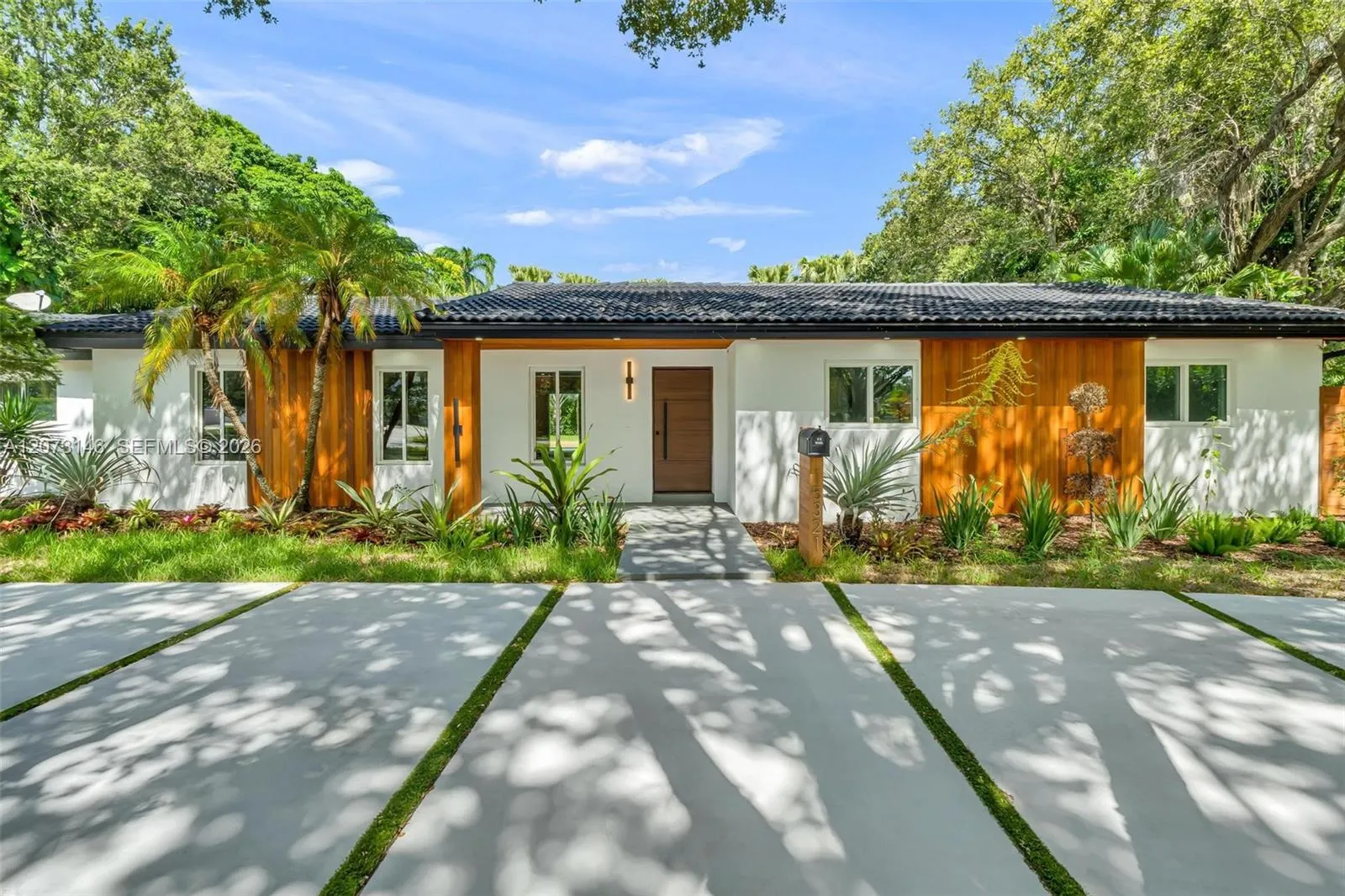 Foto de propiedad en 15321 SW 82nd Avenue, Palmetto Bay, FL 33157 Palmetto Bay con MLS# 