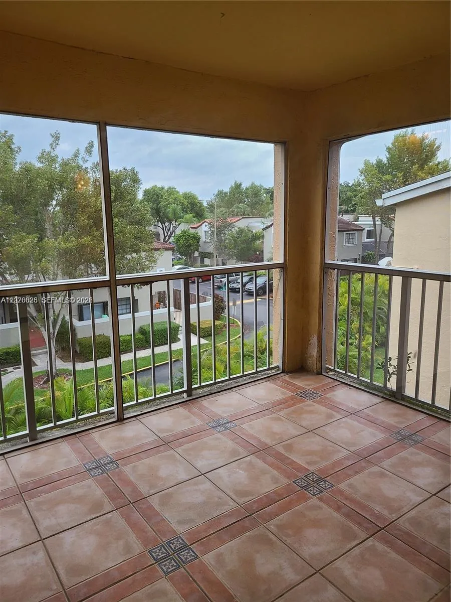Foto de propiedad en 15325 SW 106th Terrace 606, Miami, FL 33196 Miami con MLS# 