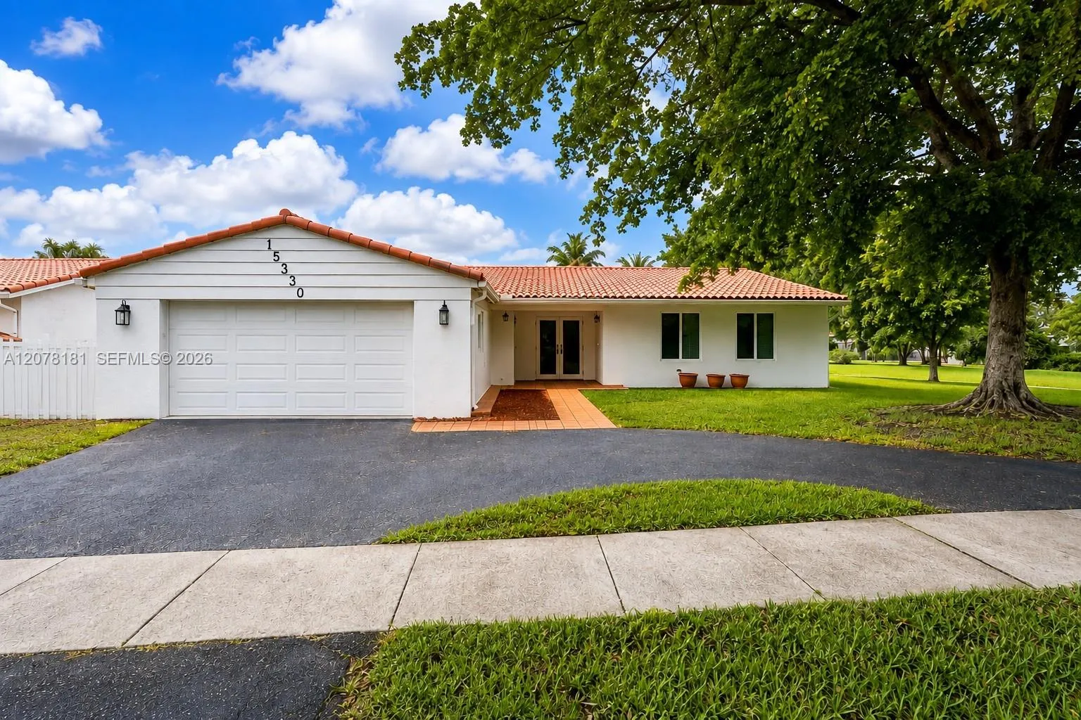 Foto de propiedad en 15330 Durnford Drive, Miami Lakes, FL 33014 Miami Lakes con MLS# 