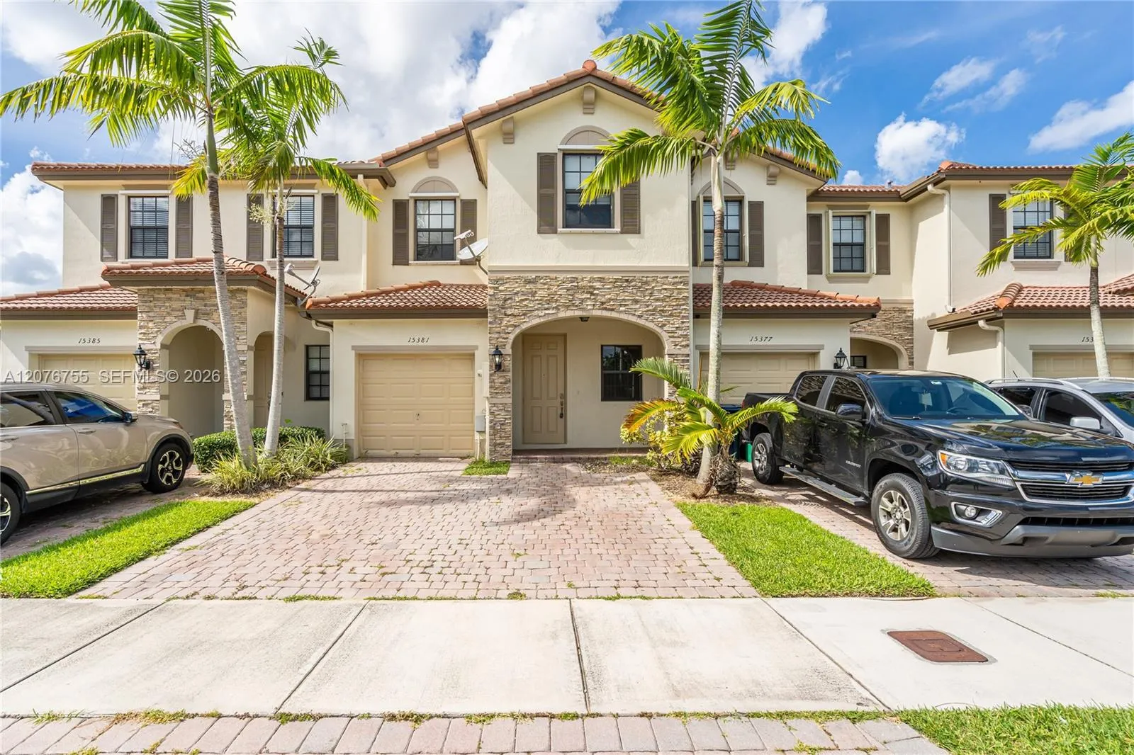 Foto de propiedad en 15381 SW 119th Lane 15381, Miami, FL 33196 Miami con MLS# 