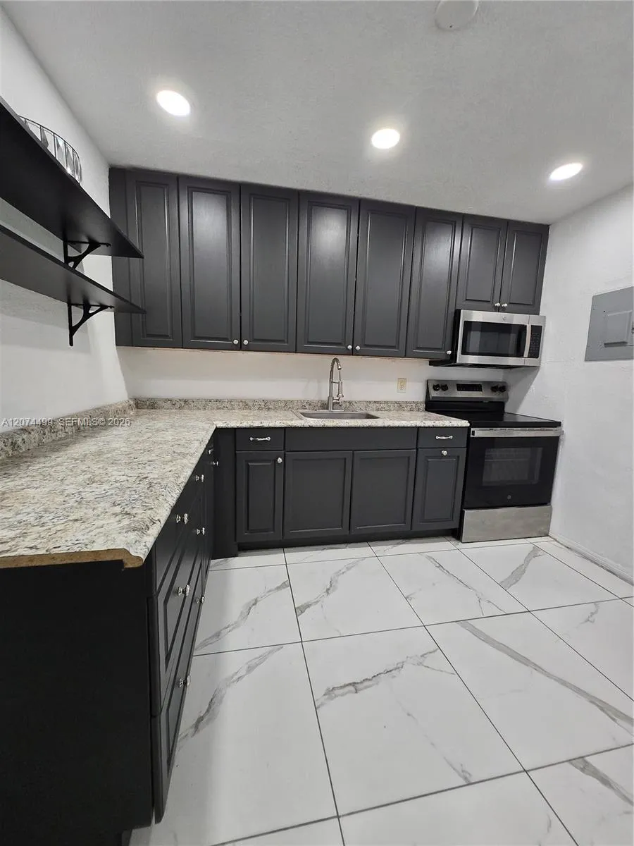 Foto de propiedad en 154 NW 14th Way B, Dania Beach, FL 33004 Dania Beach con MLS# 