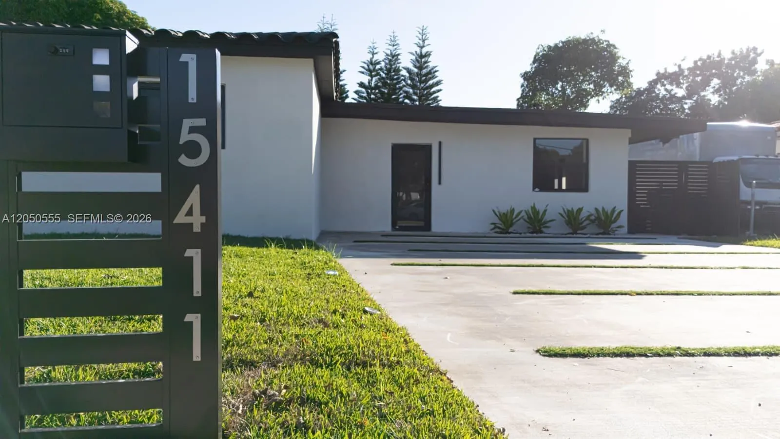 Foto de propiedad en 15411 NE 10th Avenue, North Miami Beach, FL 33162 North Miami Beach con MLS# 