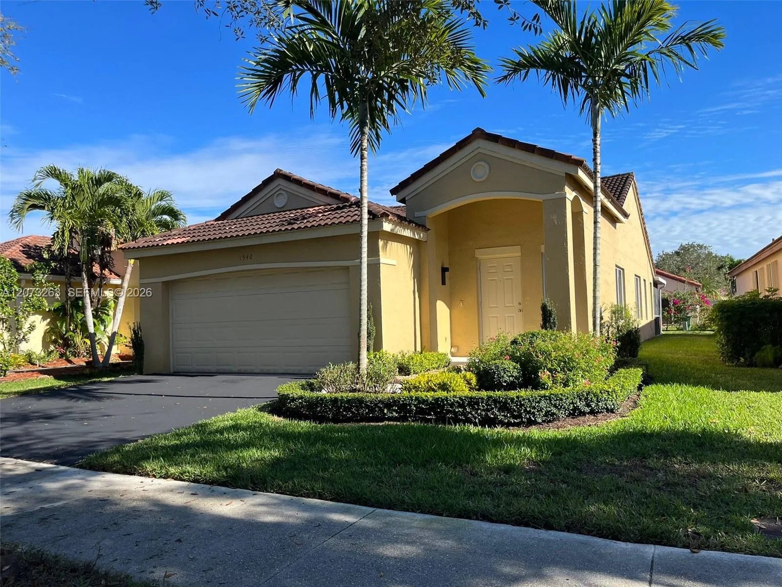 Foto de propiedad en 1542 Presidio Drive 1542, Weston, FL 33327 Weston con MLS# 
