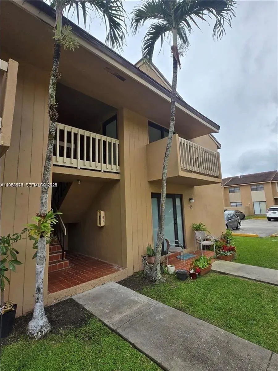 Foto de propiedad en 15439 SW 80th Street 201, Miami, FL 33193 Miami con MLS# 