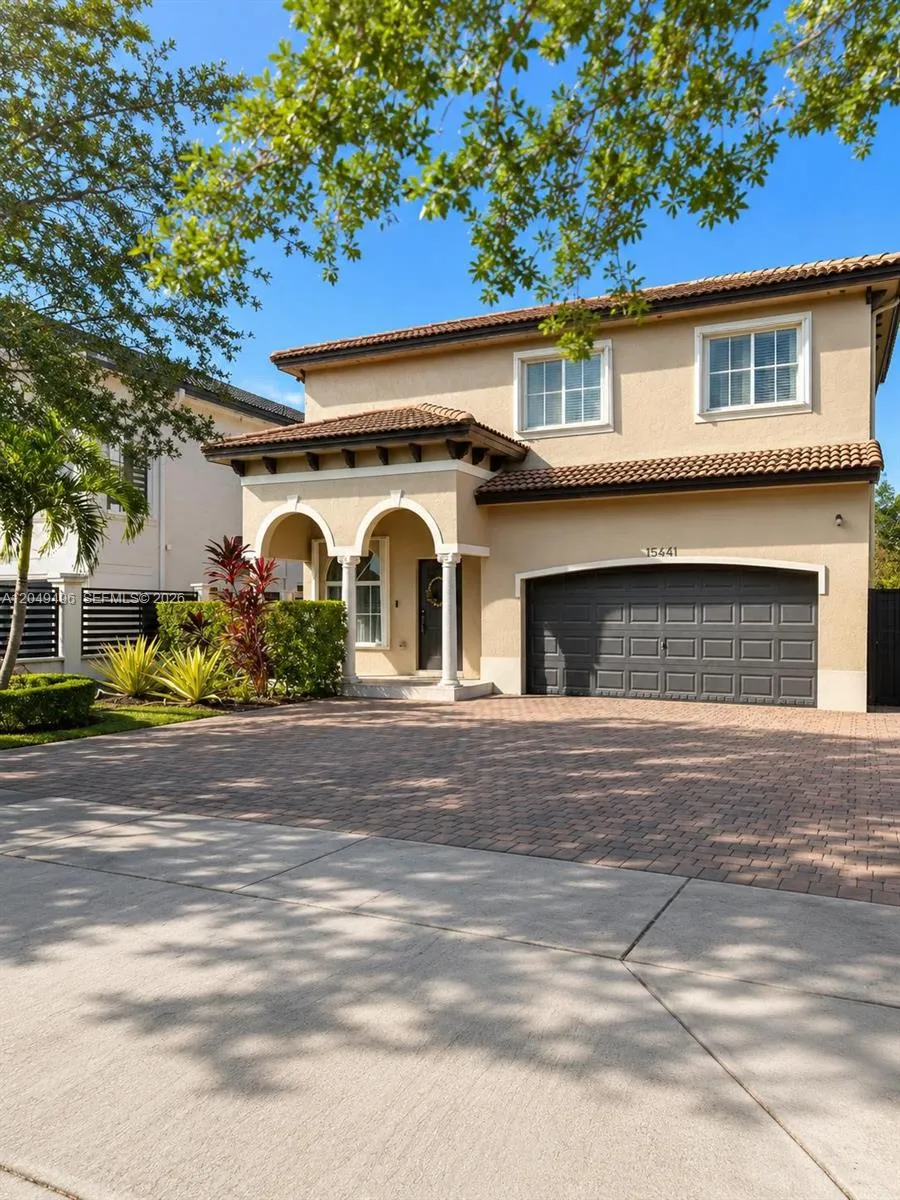 Foto de propiedad en 15441 SW 11th Terrace, Miami, FL 33194 Miami con MLS# 