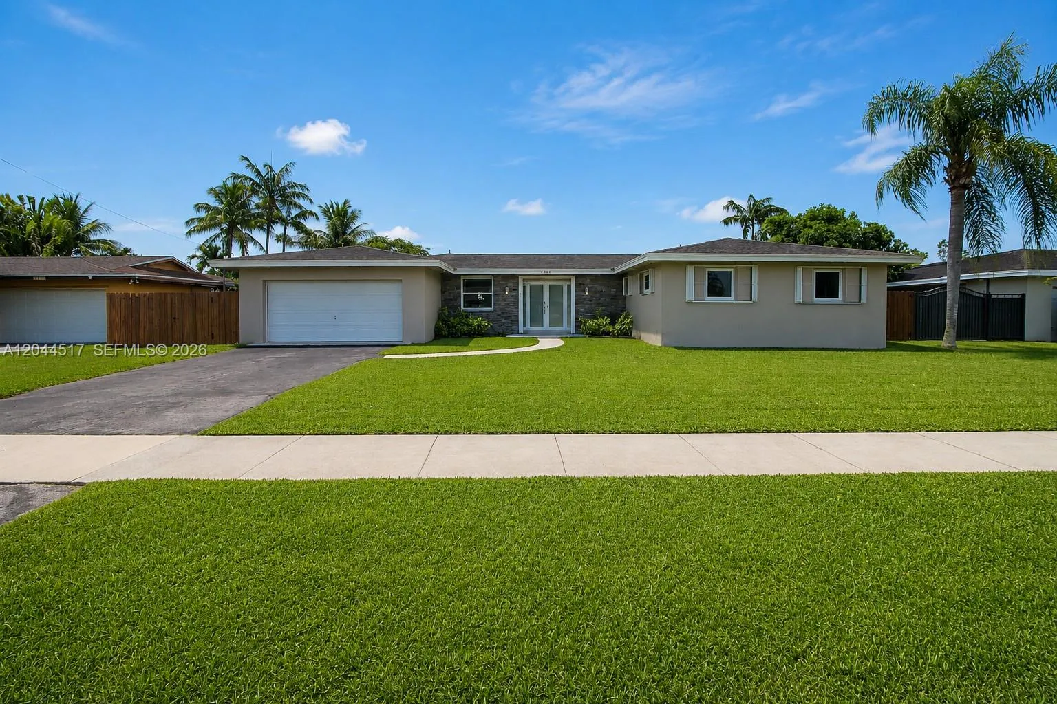Foto de propiedad en 15445 SW 99th Avenue 15445, Miami, FL 33157 Miami con MLS# 