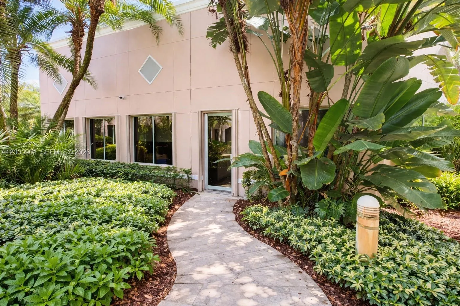 Foto de propiedad en 1545 N Park Drive, Weston, FL 33326 Weston con MLS# 