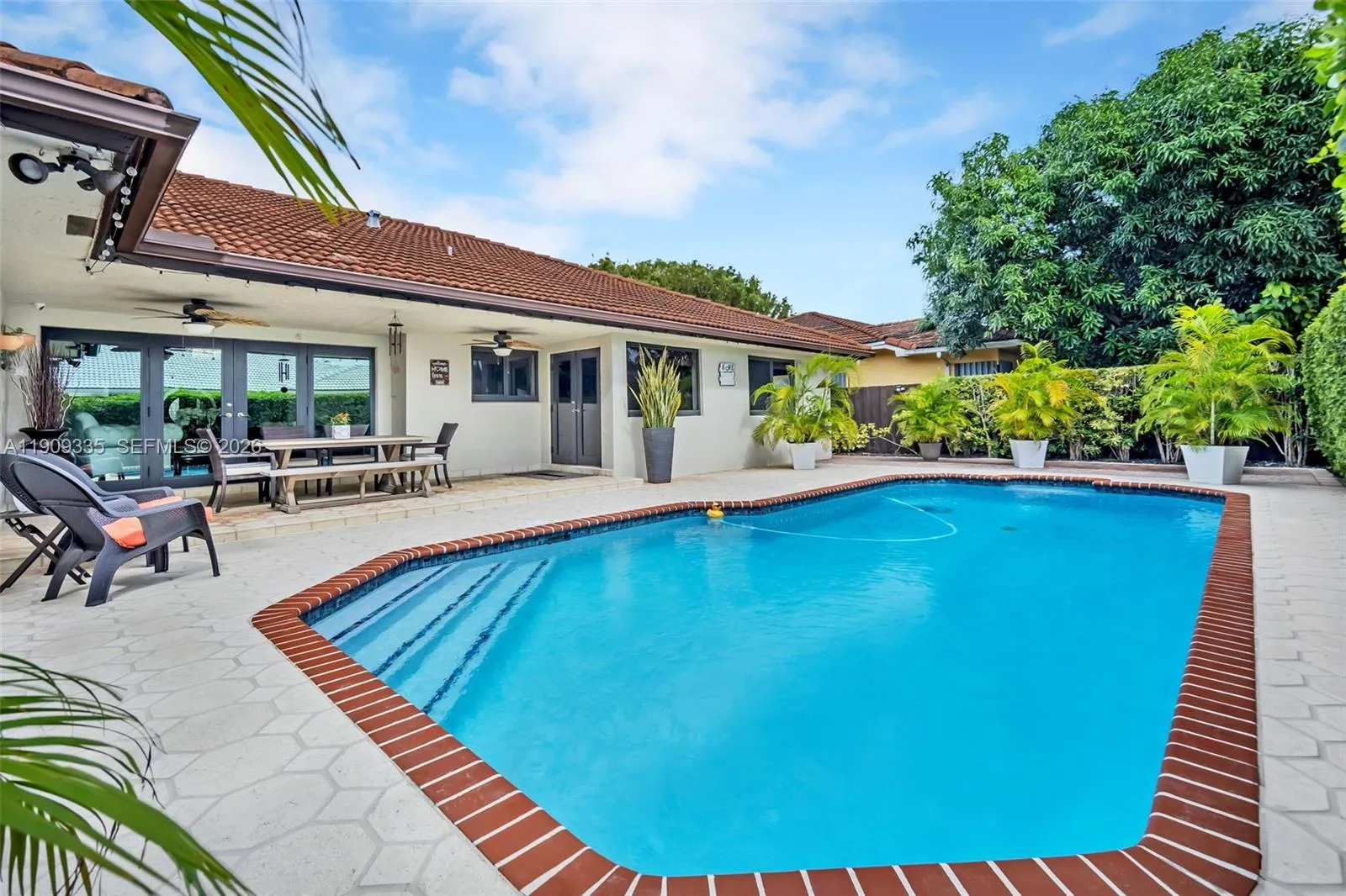 Foto de propiedad en 15462 SW 115th Street, Miami, FL 33196 Miami con MLS# 