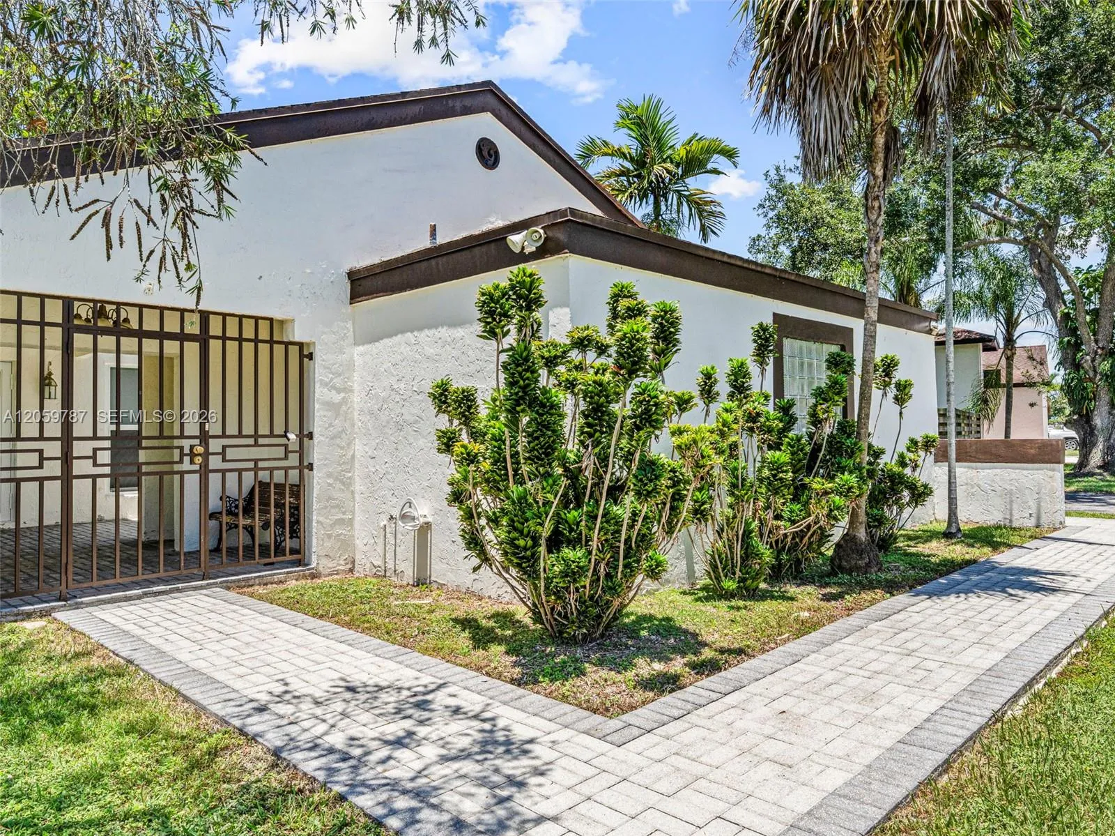 Foto de propiedad en 15491 SW 153rd Street, Miami, FL 33187 Miami con MLS# 