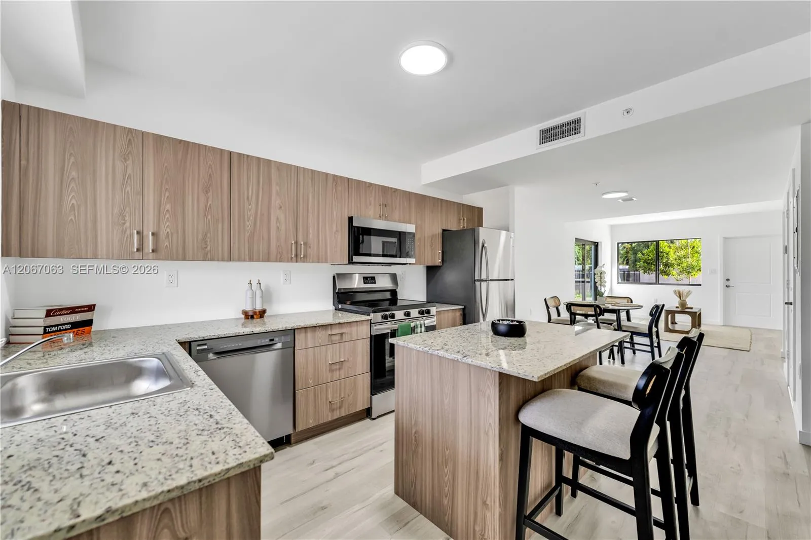 Foto de propiedad en 155 NW 160th Street TH 2, North Miami Beach, FL 33169 North Miami Beach con MLS# 