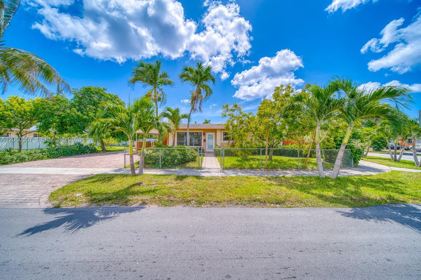 Foto de propiedad en 155 NW 191st Street, Miami Gardens, FL 33169 Miami Gardens con MLS# 
