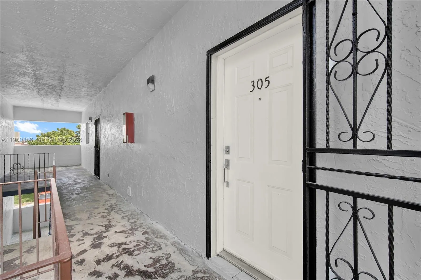 Foto de propiedad en 1555 W 44th Place 305, Hialeah, FL 33012 Hialeah con MLS# 
