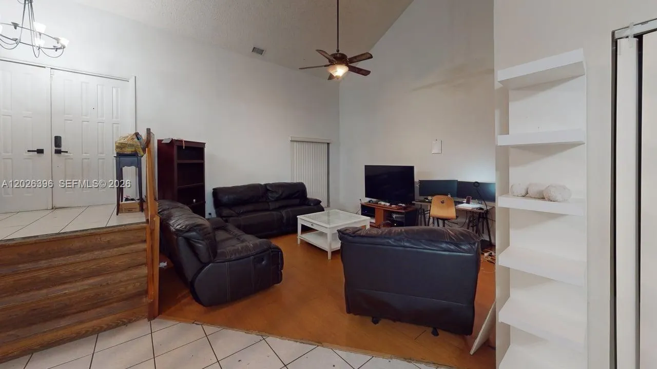 Foto de propiedad en 15552 SW 54th Terrace, Miami, FL 33185 Miami con MLS# 