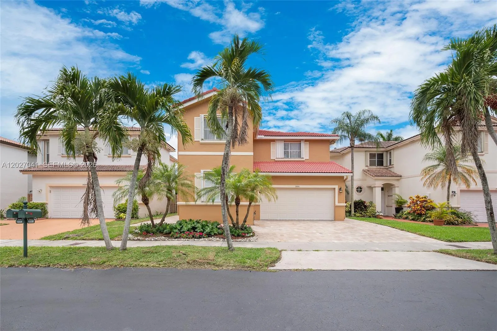 Foto de propiedad en 15558 SW 112th Drive, Miami, FL 33196 Miami con MLS# 