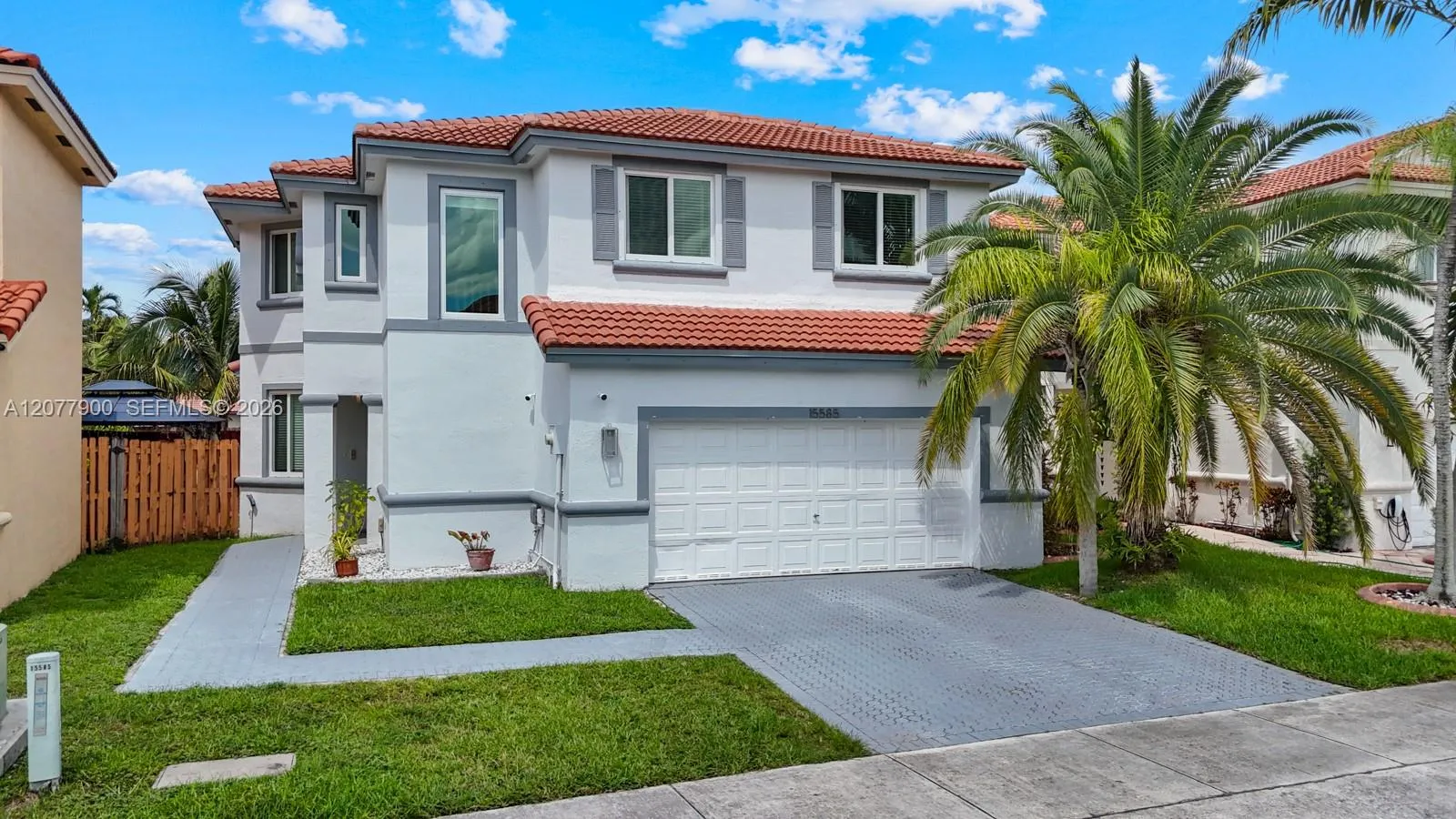Foto de propiedad en 15585 SW 112th Way, Miami, FL 33196 Miami con MLS# 