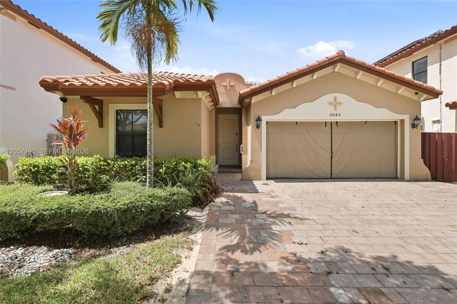 Foto de propiedad en 15585 SW 176th Terrace, Miami, FL 33187 Miami con MLS# 