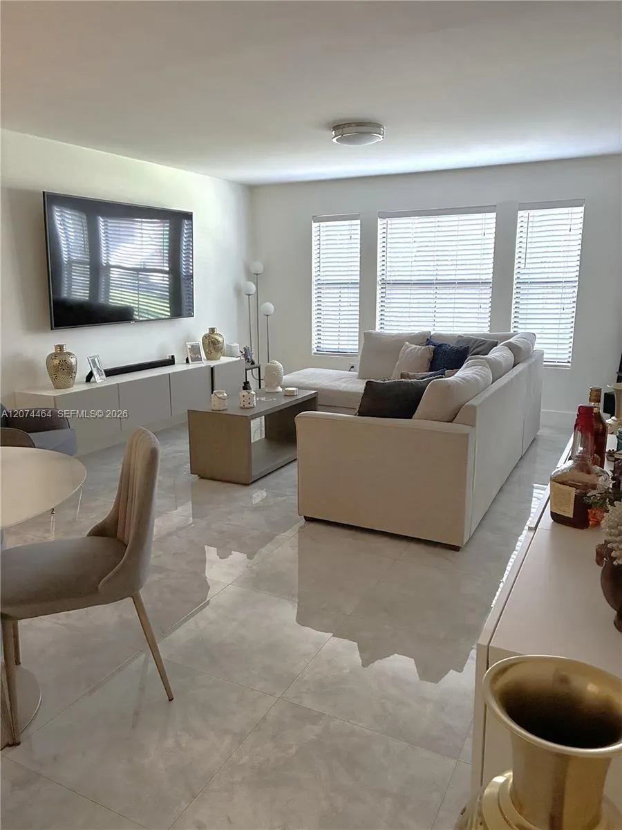Foto de propiedad en 15591 SW 105th Terrace 518, Miami, FL 33196 Miami con MLS# 